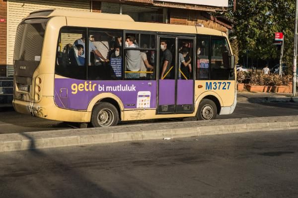 İstanbul'da toplu ulaşımda sosyal mesafesiz ayakta yolculuk 9