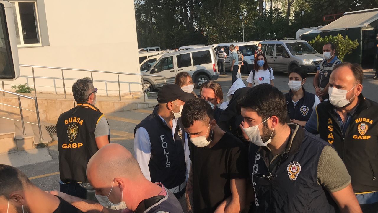 Bursa'da taksici tecavüz etti fuhuş yaptırdı! 1