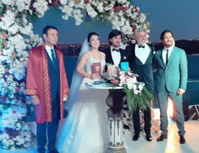 Çağatay Ulusoy ile sevgilisi Duygu Sarışın'dan mutluluk pozu 3