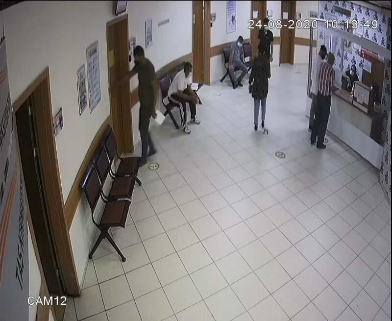 Tartıştığı doktor kapıyı üzerine kapattı... 2 parmağı koptu! 2