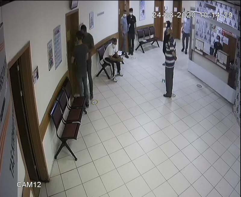 Tartıştığı doktor kapıyı üzerine kapattı... 2 parmağı koptu! 4