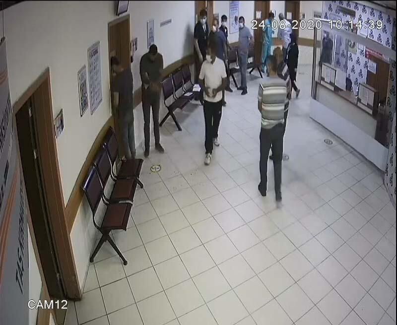 Tartıştığı doktor kapıyı üzerine kapattı... 2 parmağı koptu! 5