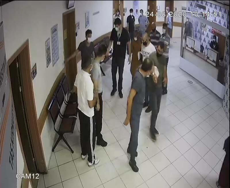 Tartıştığı doktor kapıyı üzerine kapattı... 2 parmağı koptu! 6