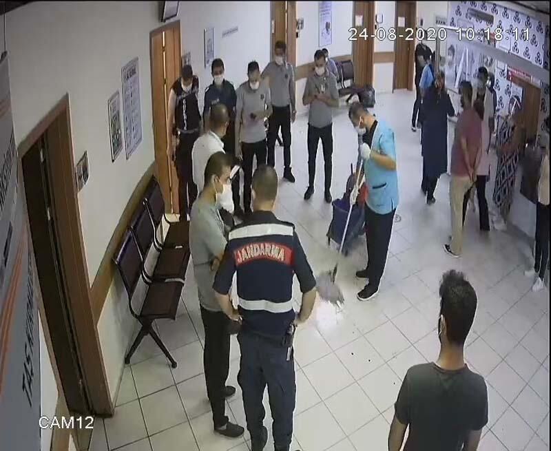 Tartıştığı doktor kapıyı üzerine kapattı... 2 parmağı koptu! 7