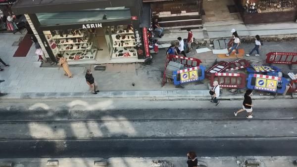 Kadıköy'de bitmeyen kaldırım çalışması isyan ettirdi 1