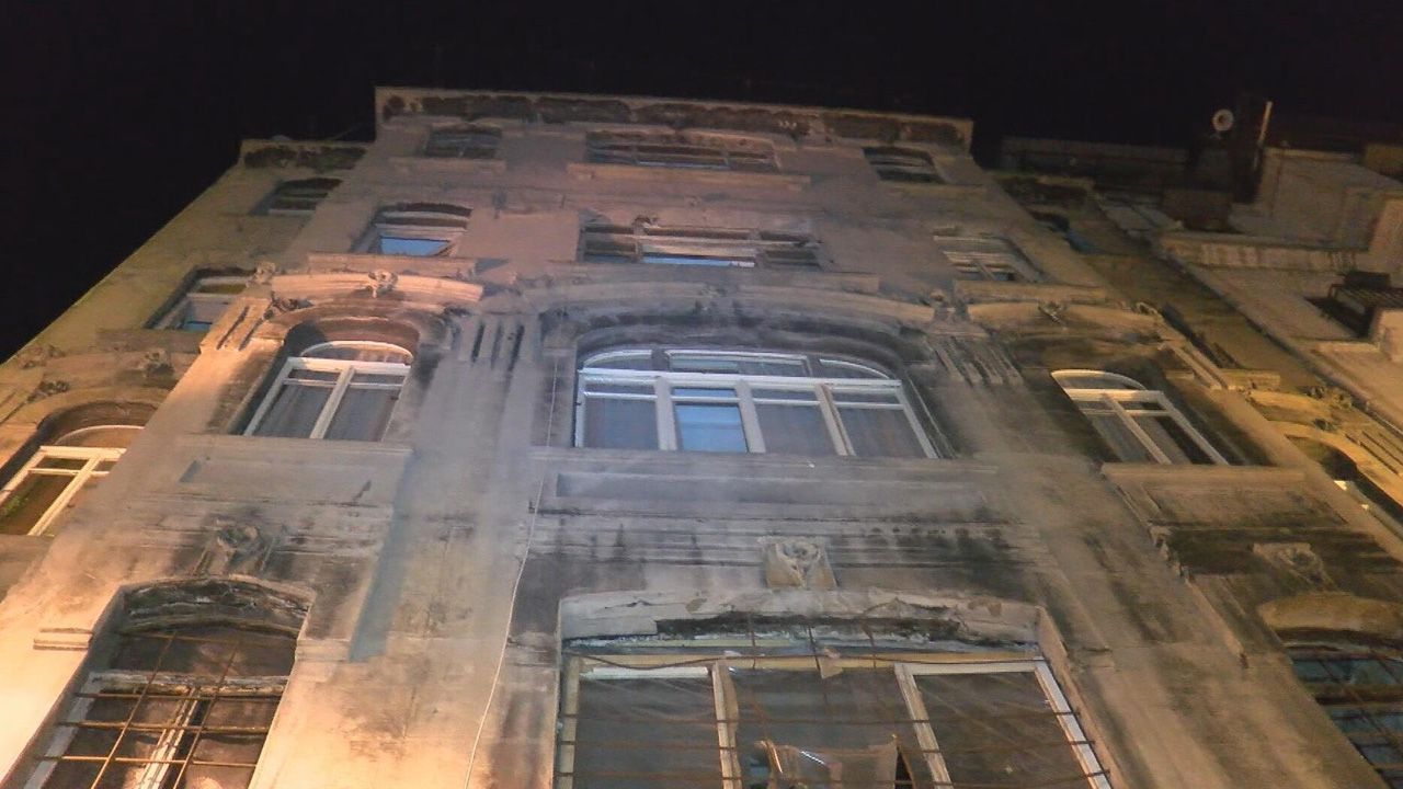 Beyoğlu'nda geçen yıl yangında 4 kişinin öldüğü bina yine yandı 3