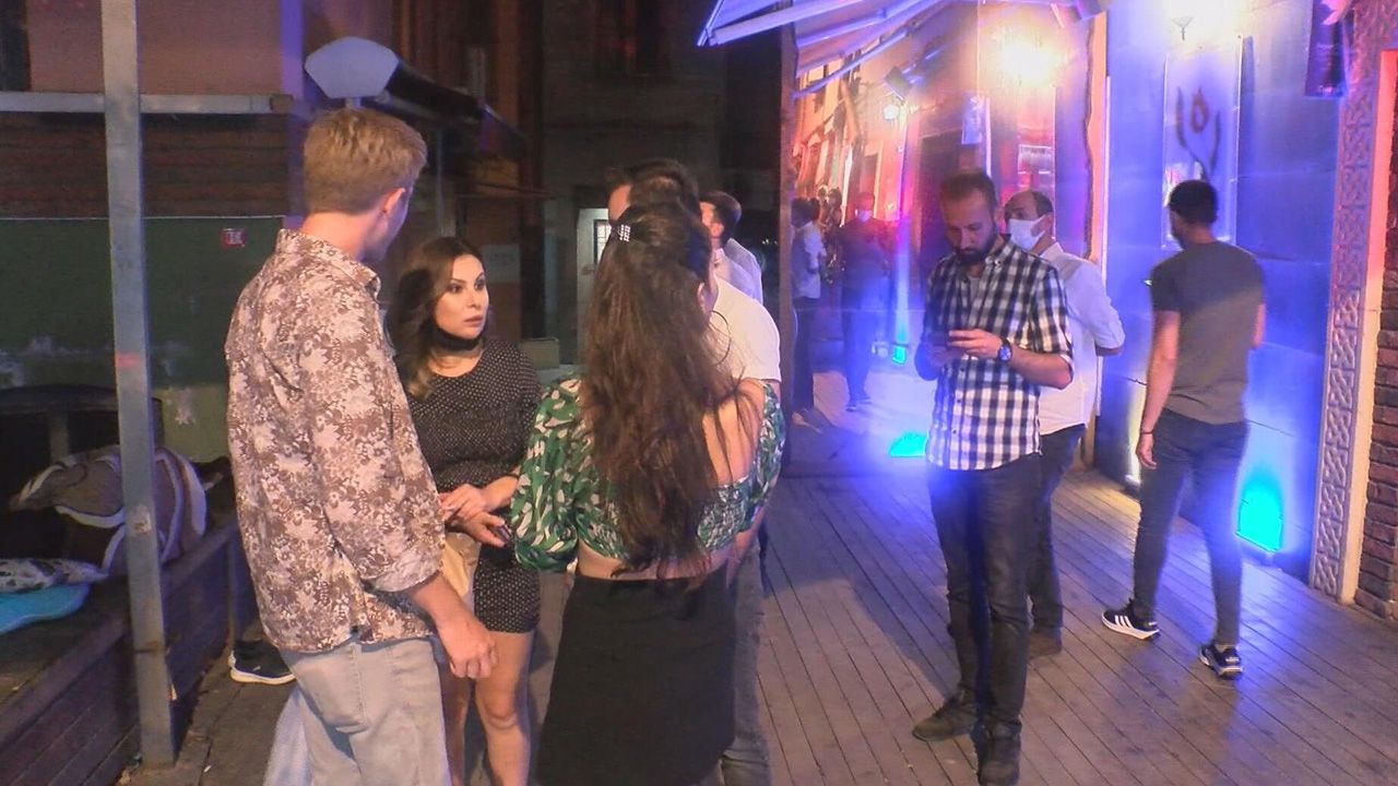 Beyoğlu'nda geçen yıl yangında 4 kişinin öldüğü bina yine yandı 4