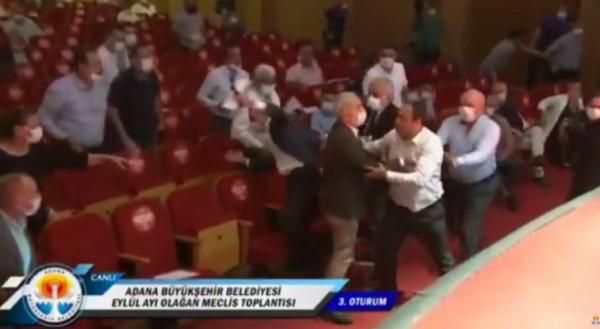 Adana'da belediye meclisinde yumruklar konuştu 5