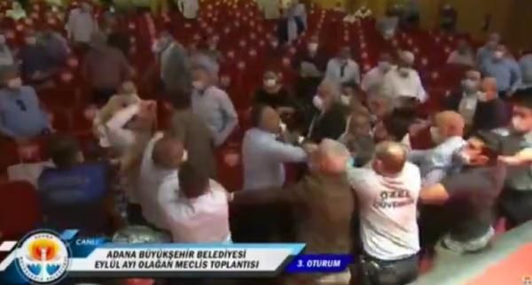 Adana'da belediye meclisinde yumruklar konuştu 4