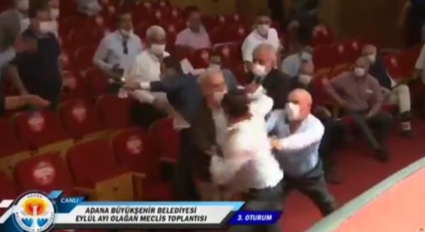 Adana'da belediye meclisinde yumruklar konuştu 1