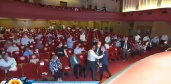 Adana'da belediye meclisinde yumruklar konuştu 3