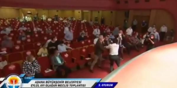 Adana'da belediye meclisinde yumruklar konuştu 2