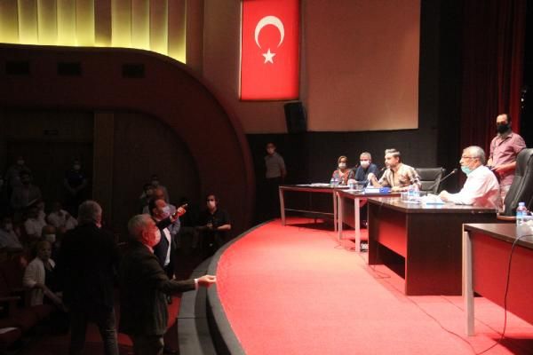 Adana'da belediye meclisinde yumruklar konuştu 8