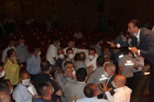 Adana'da belediye meclisinde yumruklar konuştu 10