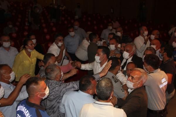 Adana'da belediye meclisinde yumruklar konuştu 11