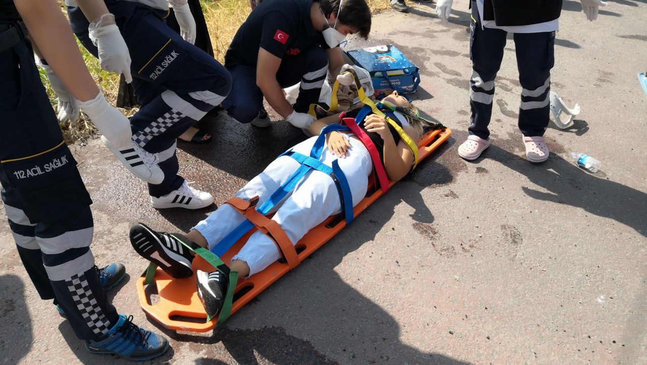 Kaplumbağayı kurtarmak isterken takla attılar 10