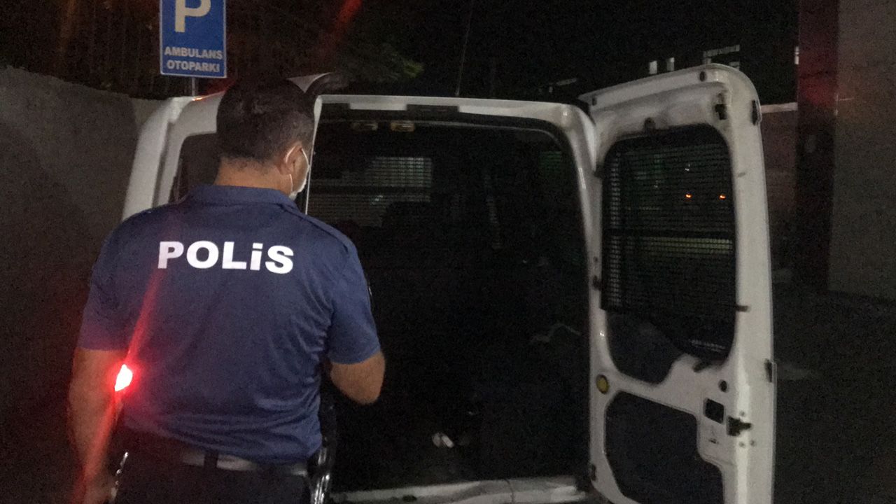 Karısını evde başka erkekle bulan koca, önce dehşet saçtı sonra boğazına bıçağı dayadı! 2
