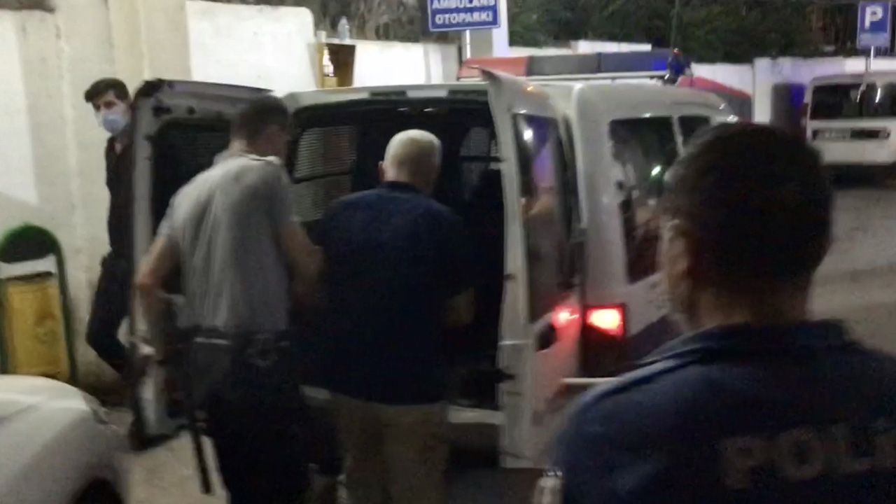 Karısını evde başka erkekle bulan koca, önce dehşet saçtı sonra boğazına bıçağı dayadı! 4