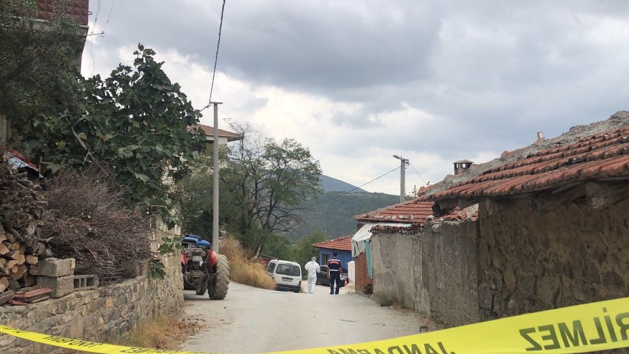 Öfkeli abla, anne babasını odaya kilitleyen kardeşini öldürdü! 1