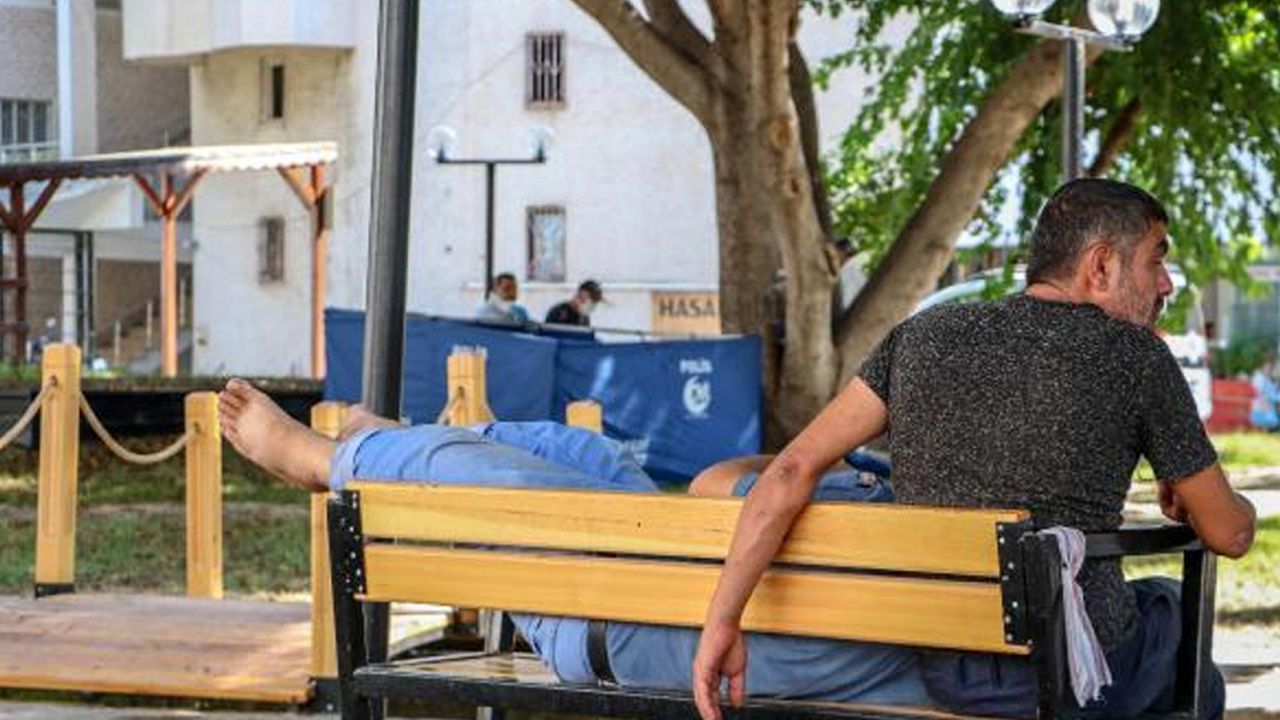 Parkta ölen kişiye aldırmadan bankta uyumaya devam ettiler! 1
