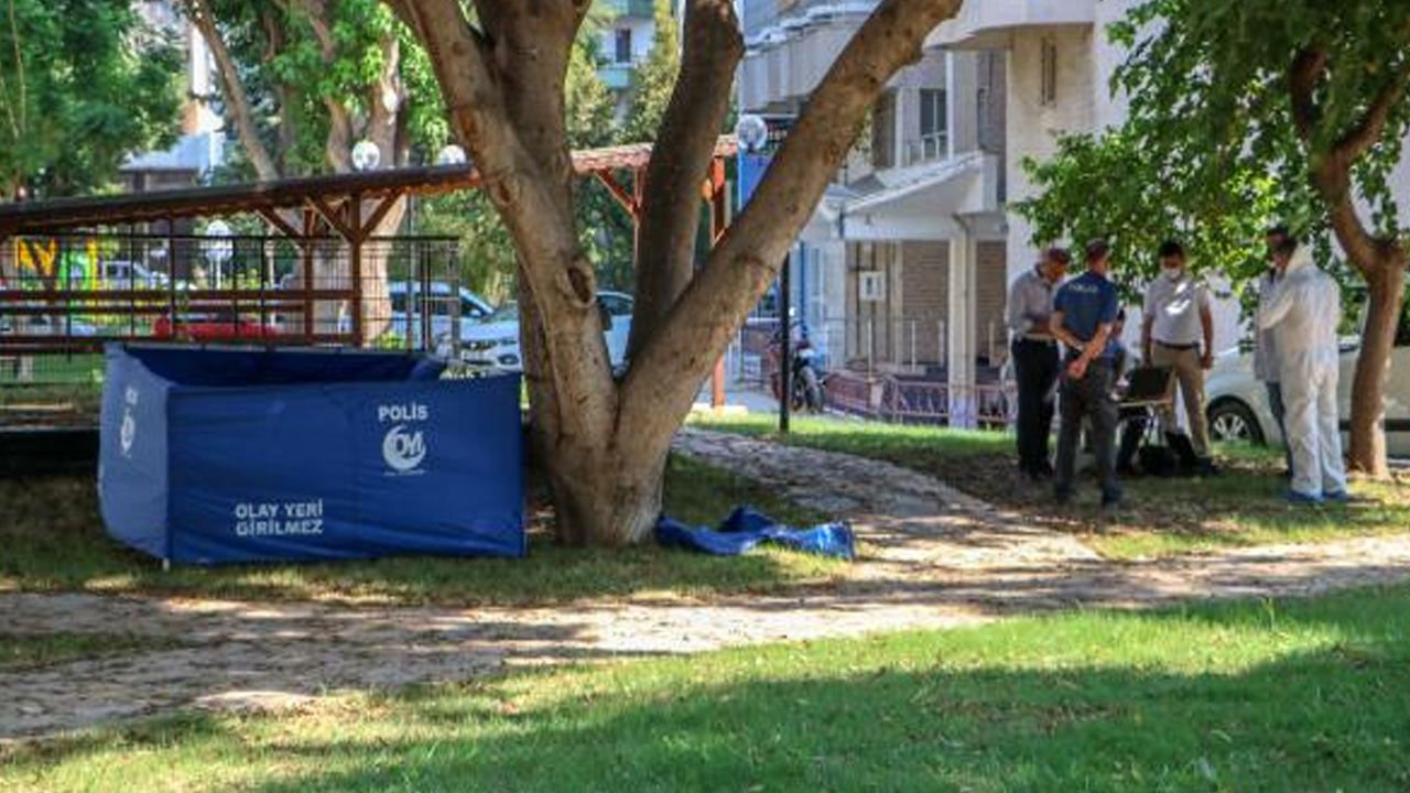 Parkta ölen kişiye aldırmadan bankta uyumaya devam ettiler! 2