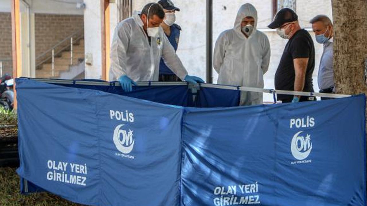 Parkta ölen kişiye aldırmadan bankta uyumaya devam ettiler! 3