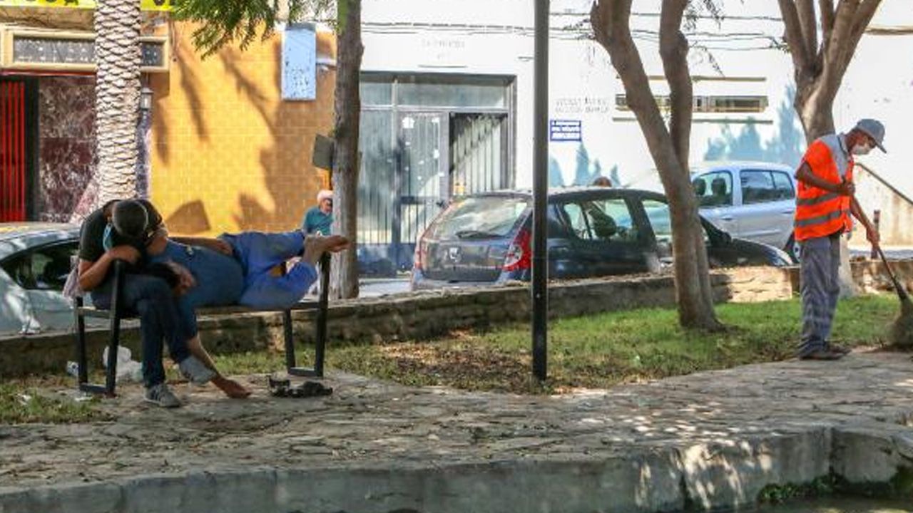 Parkta ölen kişiye aldırmadan bankta uyumaya devam ettiler! 4