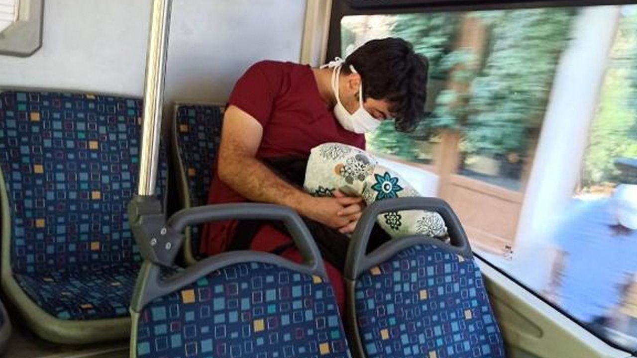Sağlık çalışanı, yorgunluk nedeniyle uykuya yenik düştü! 1