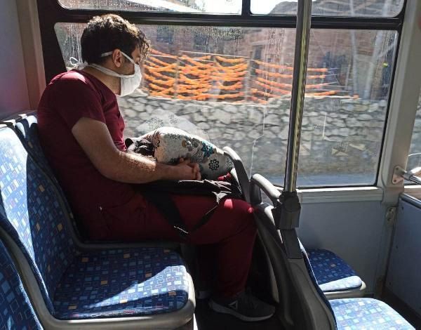 Sağlık çalışanı, yorgunluk nedeniyle uykuya yenik düştü! 2