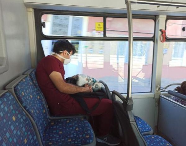 Sağlık çalışanı, yorgunluk nedeniyle uykuya yenik düştü! 3