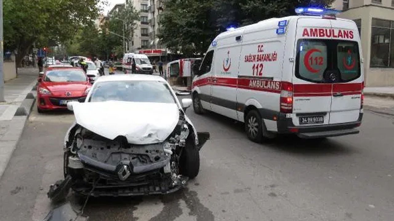 Kadıköy'de ambulans kaza yaptı! 2