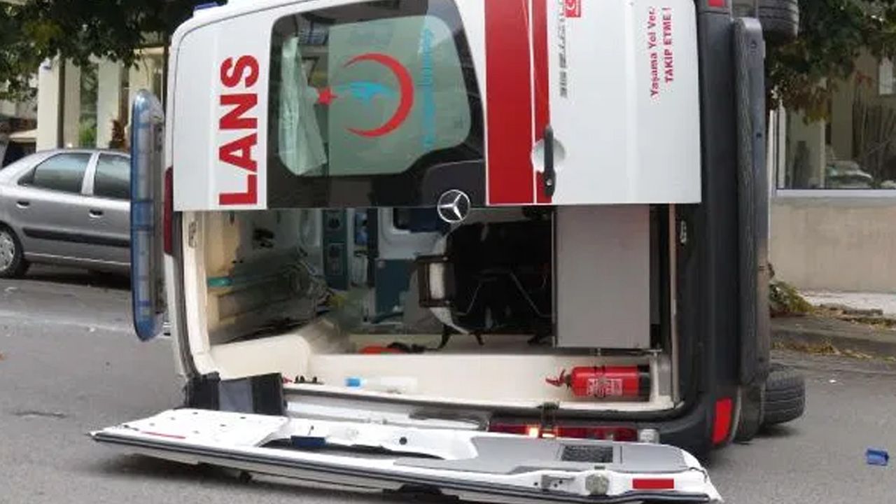 Kadıköy'de ambulans kaza yaptı! 3