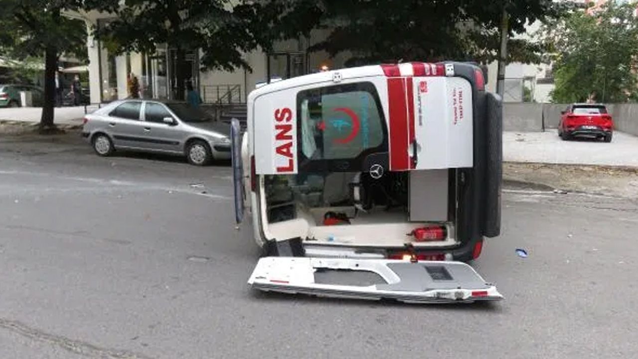 Kadıköy'de ambulans kaza yaptı! 4