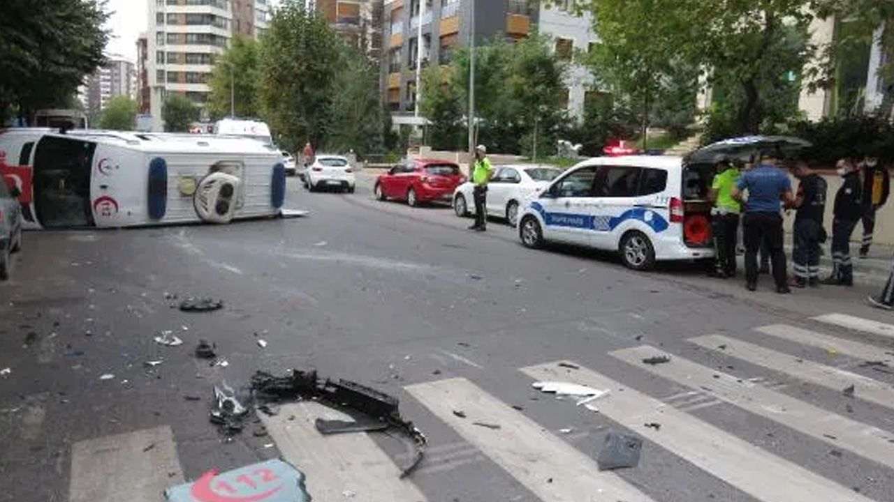Kadıköy'de ambulans kaza yaptı! 5