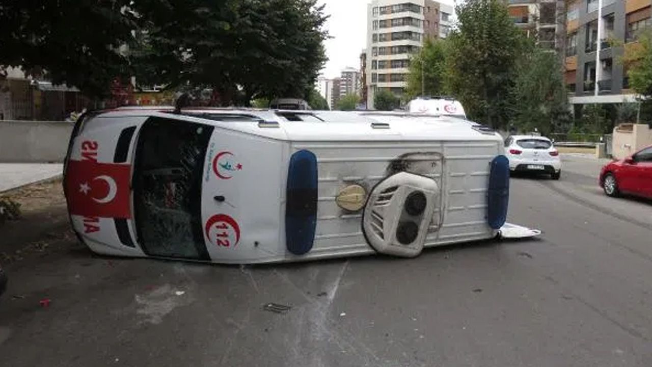 Kadıköy'de ambulans kaza yaptı! 6