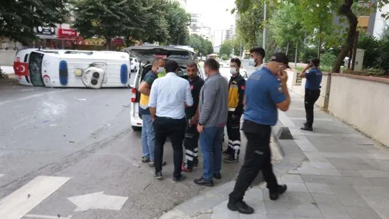 Kadıköy'de ambulans kaza yaptı! 8