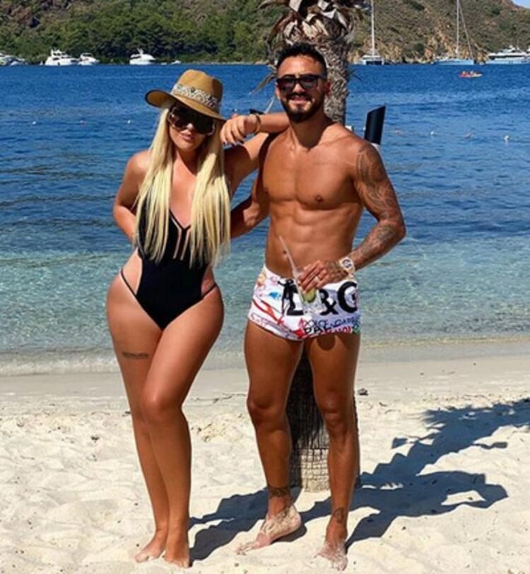 Selin Ciğerci ile Gökhan Çıra milyonluk araçlarıyla Etiler'de 6