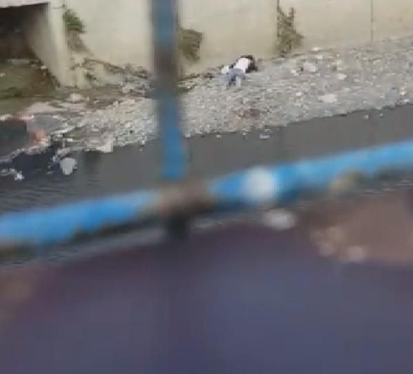 Dövdükleri kişiyi dereye attılar! 1