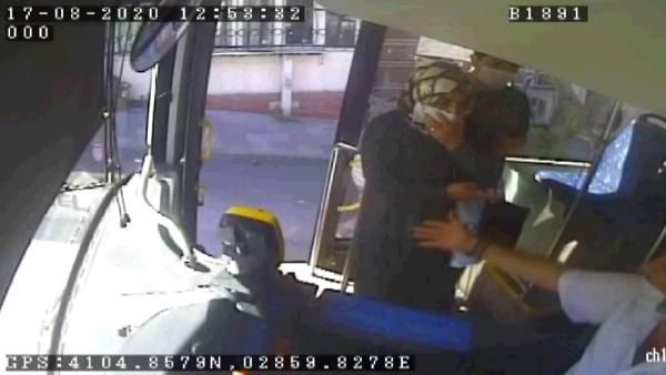 Peçeteyi maske yapmak istedi! Şoför kabul etmedi... 2