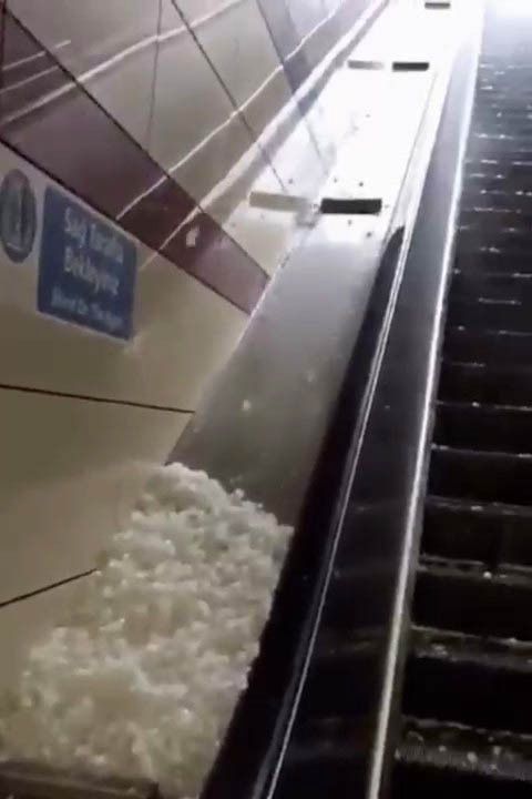 Araçlarını korumak için zamanla yarıştılar! 1