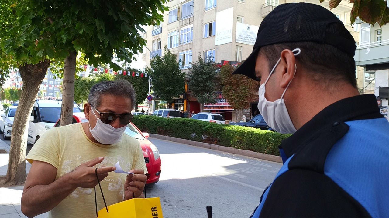 Maske takmadığı için ceza kesen polise beddua etti! 1