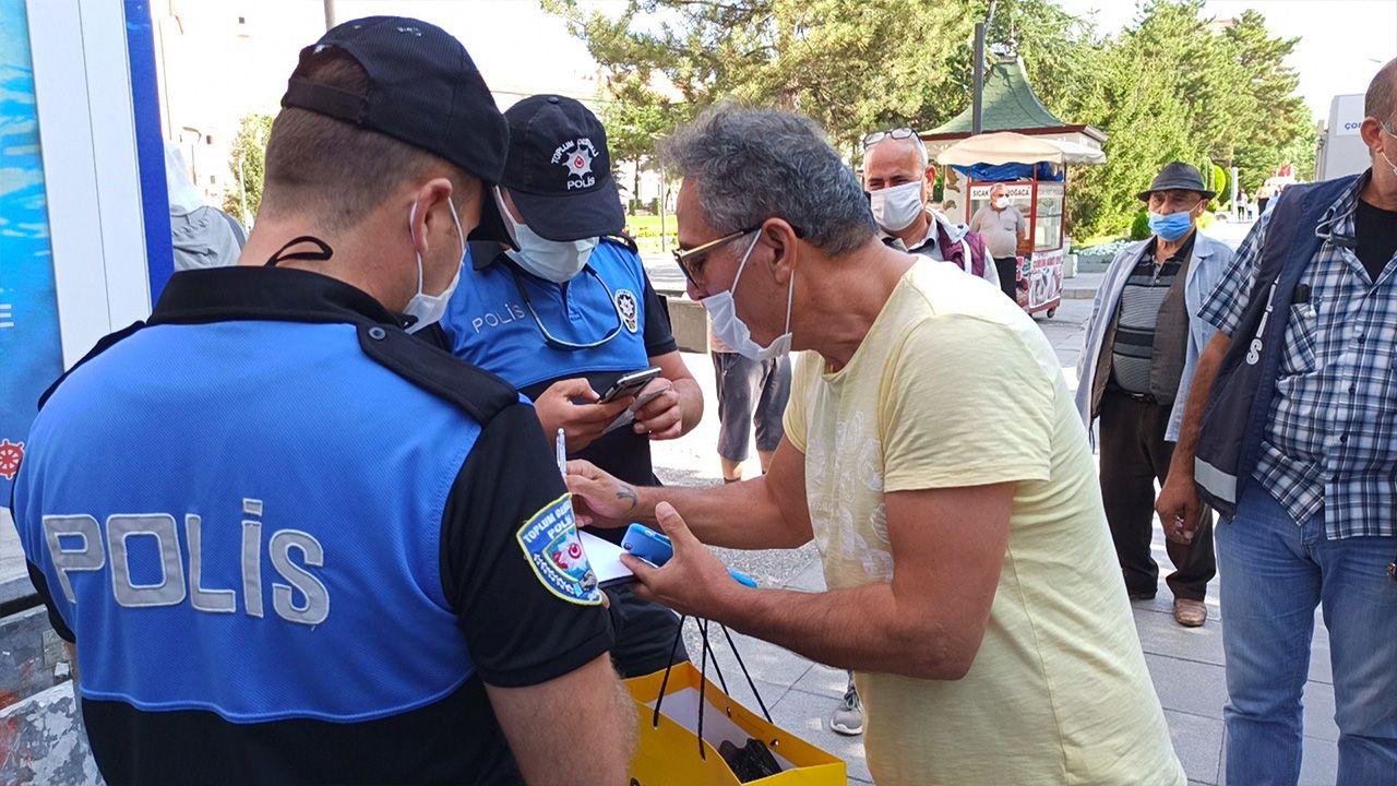 Maske takmadığı için ceza kesen polise beddua etti! 2