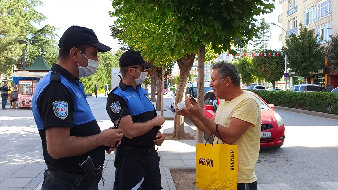 Maske takmadığı için ceza kesen polise beddua etti! 4