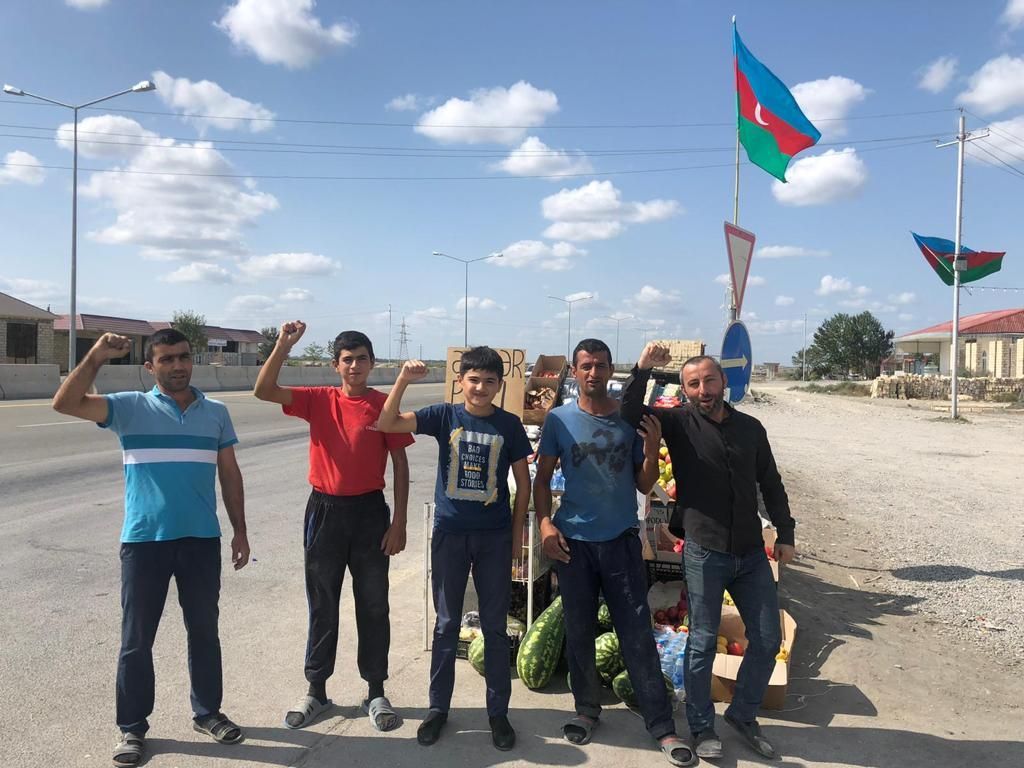 Azerbaycan'da duygulandıran uygulama: Yollara 'asker payı' 4