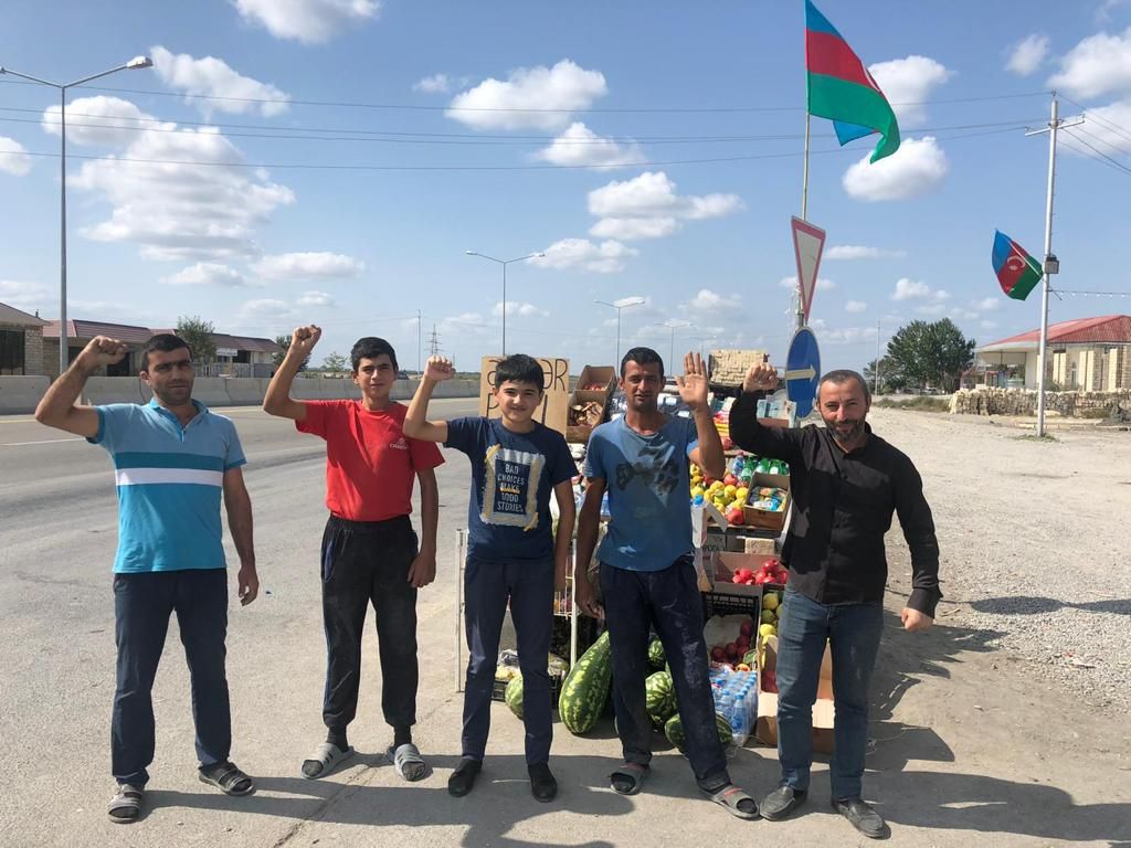 Azerbaycan'da duygulandıran uygulama: Yollara 'asker payı' 2