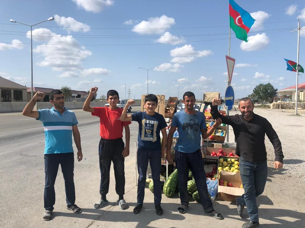 Azerbaycan'da duygulandıran uygulama: Yollara 'asker payı' 3