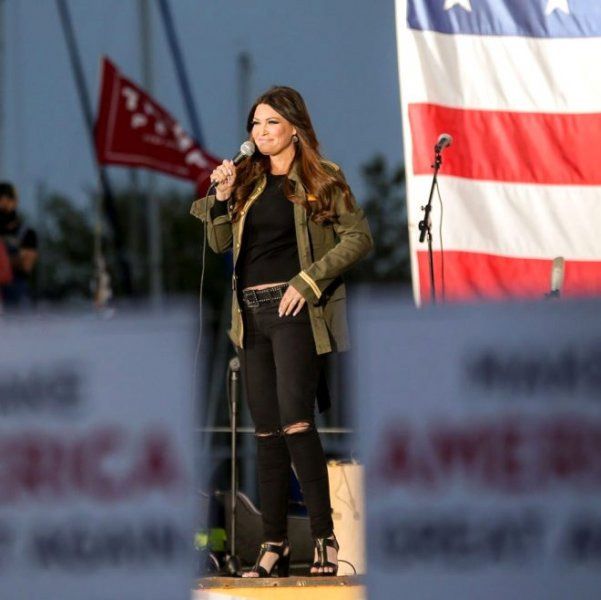 Kimberly Guilfoyle, ilişkiye girdiği erkeklerin cinsel organını göstererek stajyerini taciz etti! 2