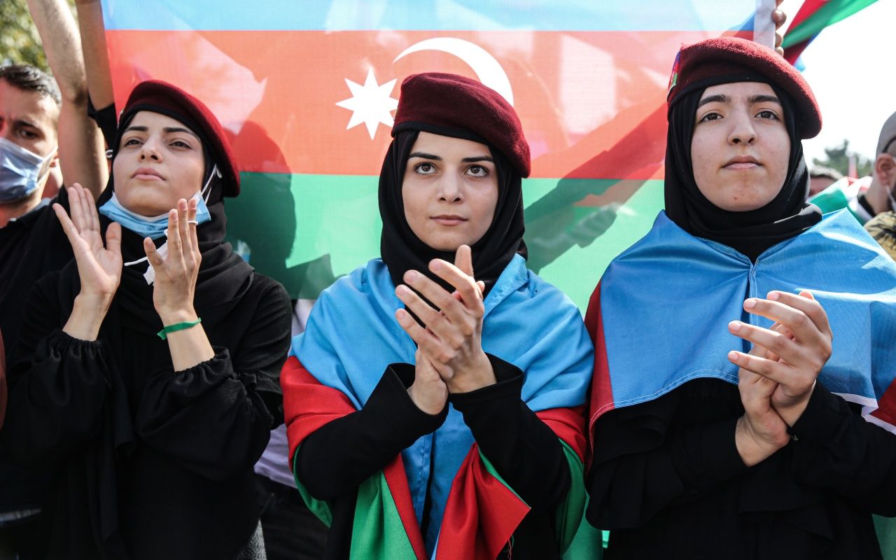 Azerbaycan bayrağını kapan koştu 9