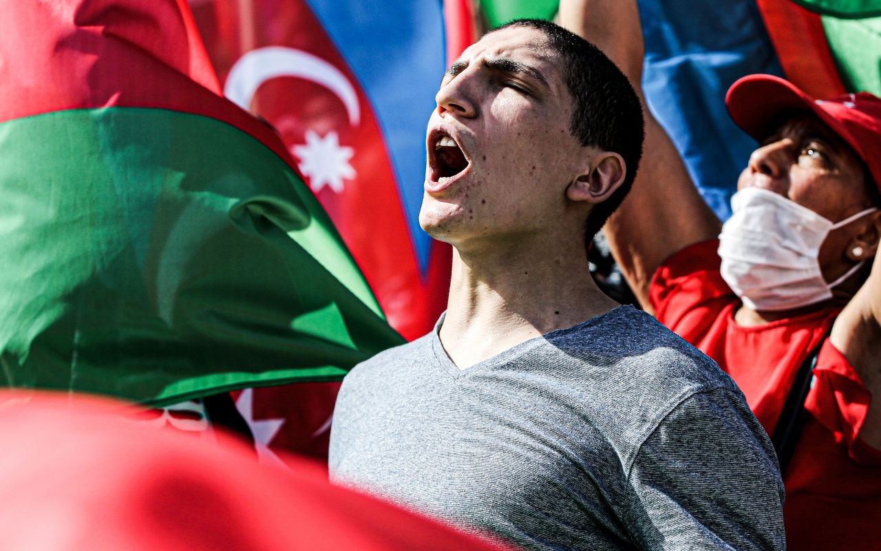 Azerbaycan bayrağını kapan koştu 4