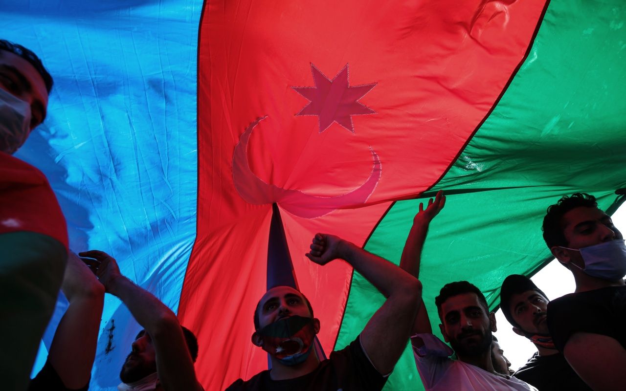 Azerbaycan bayrağını kapan koştu 12